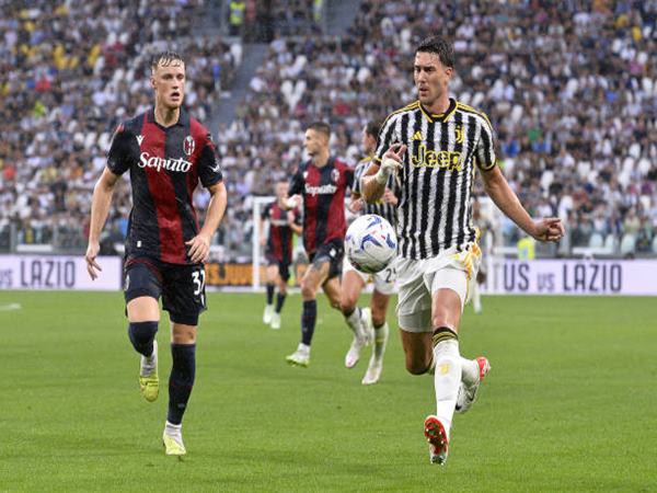 Juventus chia điểm với Napoli