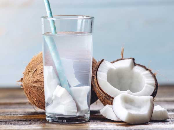 Ngủ mê thấy uống nước dừa bị chua hoặc hỏng