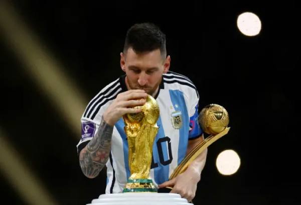 Messi có bao nhiêu quả bóng vàng mà chưa ai chạm tới?