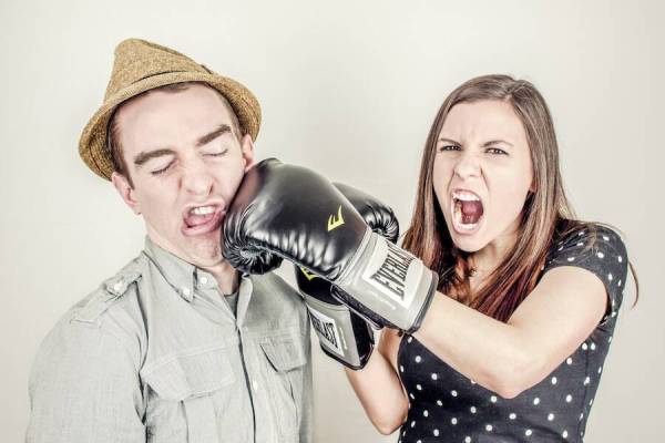 Bí ẩn giấc ngủ mơ thấy đánh nhau: Nên lo hay mừng?