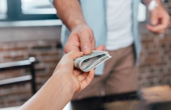 Chiêm bao thấy được cho tiền nhưng bị rách hoặc cũ