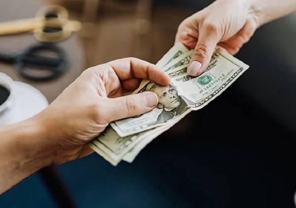 Giấc mơ thấy được cho tiền tiết lộ điều gì về tài vận?