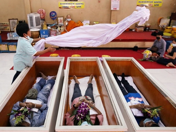 Giải mã nằm mơ thấy 3 quan tài đánh con gì, số mấy may mắn?