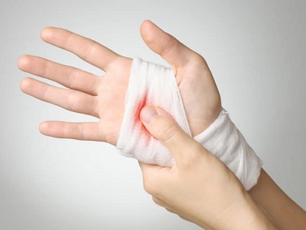 Nằm mơ thấy đứt tay chảy máu có điềm gì, đen hay đỏ?