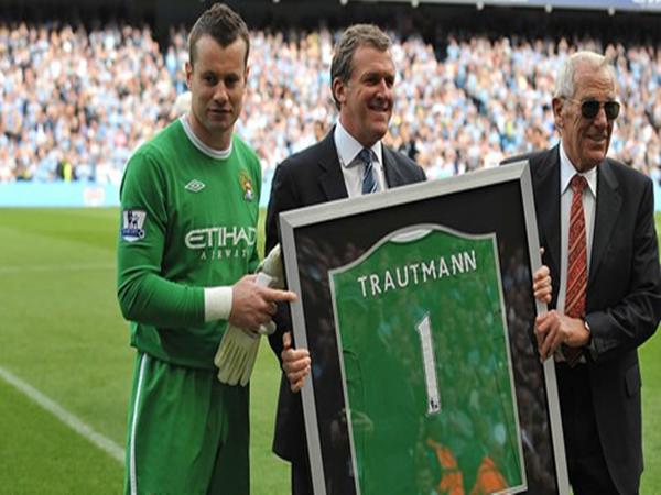 Thủ môn huyền thoại Man City