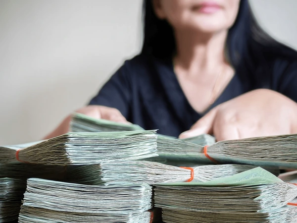 Giải mã nằm mơ thấy người khác cho tiền đánh con gì, số mấy may mắn?
